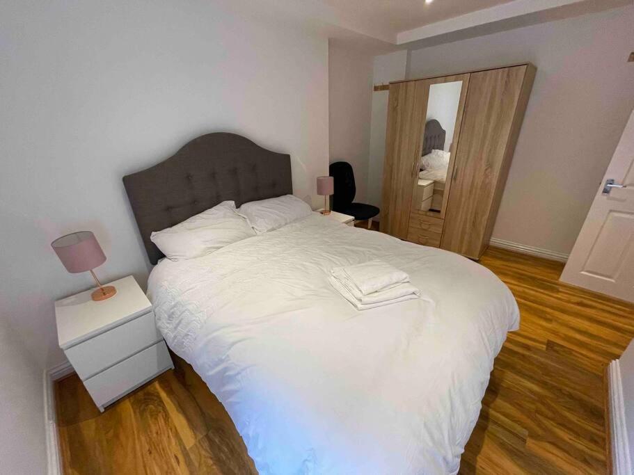 Comfortable 1 Bedroom And Double Sofa Bed Flat Londres Exterior foto